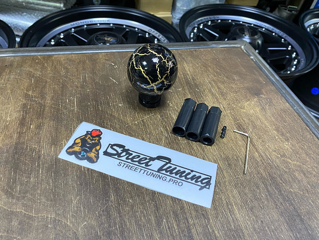 картинка Ручка переключения передач, шар, черная с золотой текстурой магазин  StreetTuning 