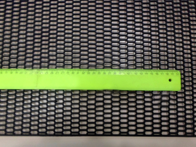 картинка Сетка - Решетка радиатора универсальная черная, пластик, мелкая ячейка магазин  StreetTuning 