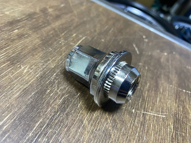 картинка Гайка Starleks M14x1.5, пресс-шайба,H-42.5 мм, закрытая,ключ 21, LC300 магазин  StreetTuning 