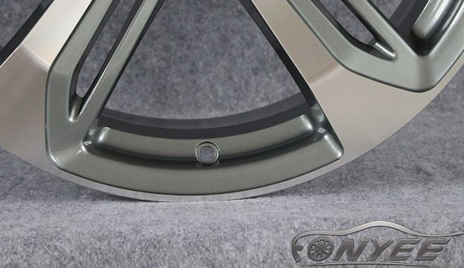 картинка Новые диски Audi RS 7 R18 5x112 ET35 J8 серый + серебро магазин  StreetTuning 