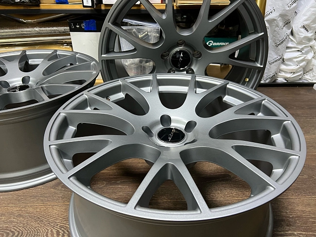 картинка Новые диски Hellcat SRT Syle R20 J9 ET18 5X114.3 серый мат магазин  StreetTuning 