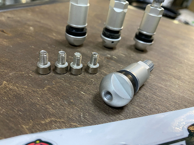 картинка Ниппели (вентили) под датчик, разборные TPMS-05, серые, 4 шт магазин  StreetTuning 