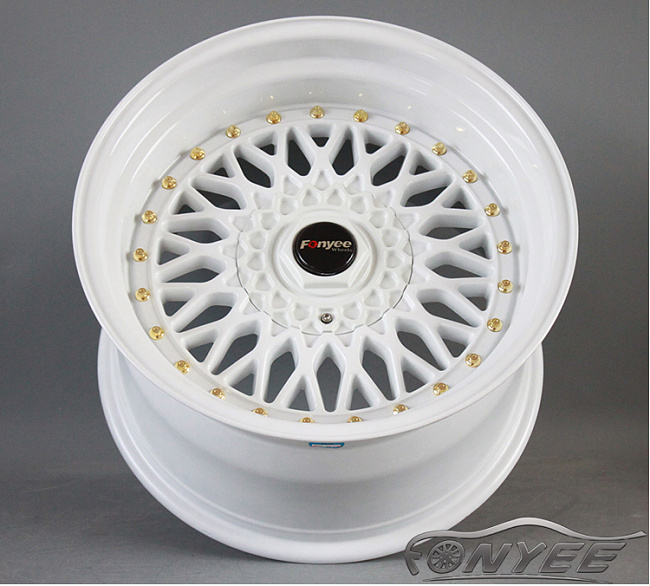 картинка Новые диски BBS RS R15 4X100/4X114,3 ET15 J8 белый глянец + золотистые болтики магазин  StreetTuning 