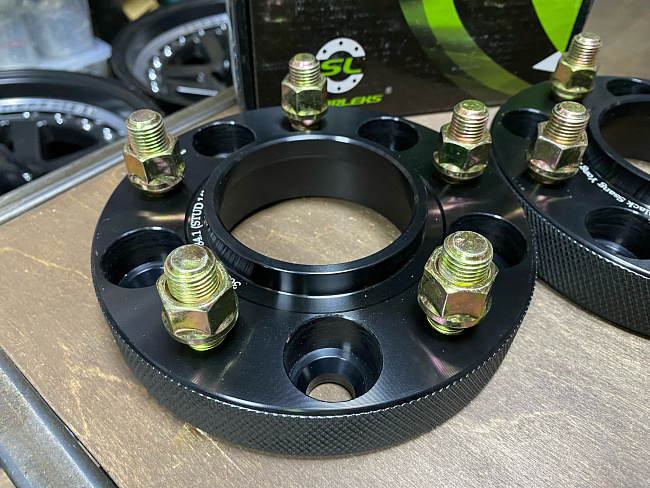 картинка Проставка Starleks 30 мм 5x130 цо 84.1 шпилечная M14x1,5 магазин  StreetTuning 