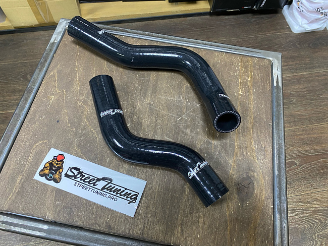 картинка Патрубки радиатора STREETTUNING для Honda FIT, JAZZ GE8, GE9 L15A7 2008-2012 2шт магазин  StreetTuning 