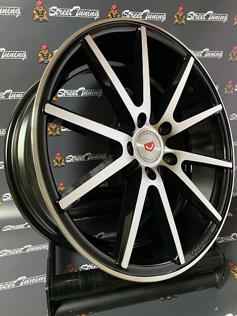 картинка Новые диски Vossen VFS-1 R18 J8 ET35 5x114.3 Silver+Black магазин  StreetTuning 