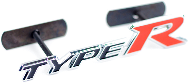 картинка Шильдик в решетку радиатора с логотипом "Type-R" магазин  StreetTuning 