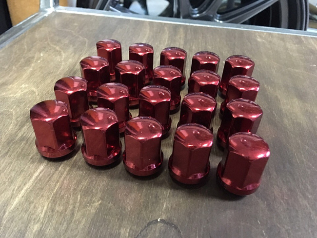 картинка Комплект гаек Starleks M12x1.5 высота 32 мм, красные магазин  StreetTuning 