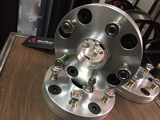 картинка Проставка переходная 25 мм 4x98-5x114.3-ц. о 58.6-57.1 шпилька 12x1.5 магазин  StreetTuning 