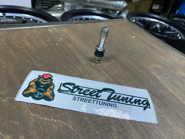 картинка Ниппель (вентиль) для бескамерной шины разборный,хром, H-51 мм магазин  StreetTuning 