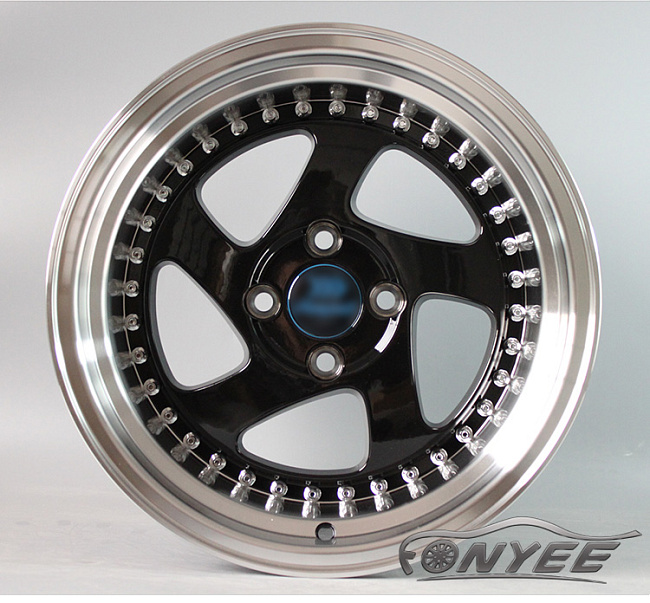 картинка Новые диски Rotiform TMB Flat R15 4х100 ET30 J7 черный глянец + серебристые болтики магазин  StreetTuning 