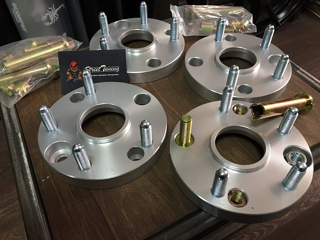 картинка Проставка переходная 20 мм с 4x114.3 на 5x114.3-ц. о 67.1/60.1 шпилька 12х1.5 магазин  StreetTuning 