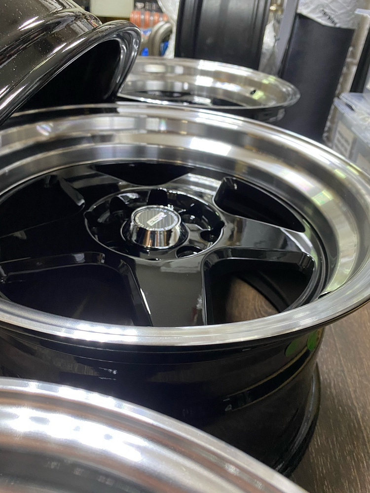 картинка Новые диски ESR R15 J8,25 ET20 4x100/4x114.3, черные от магазина  StreetTuning