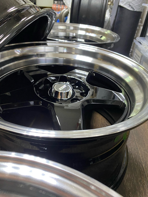 картинка Новые диски ESR R15 J8,25 ET20 4x100/4x114.3, черные магазин  StreetTuning 