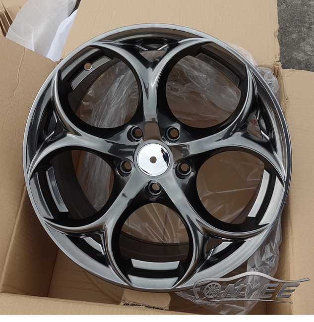 картинка Новые диски Alfa Romeo Giulia Quadrifoglio R17 5x112 ET35 J7,5 серебро с оттенком серого металика магазин  StreetTuning 