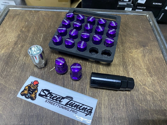 картинка Колесные гайки Rays style М12х1.5 высота-30 мм фиолетовые с секретками магазин  StreetTuning 