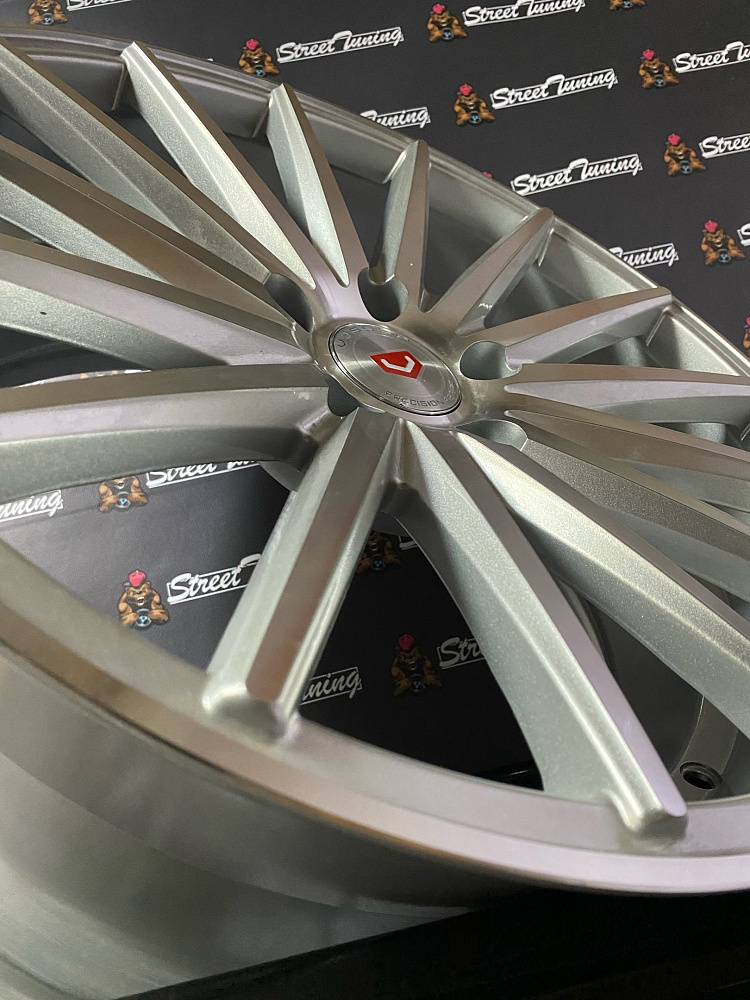 картинка Новые диски Vossen VFS-2 R18 J8 ET35 5x114.3 Silver от магазина  StreetTuning