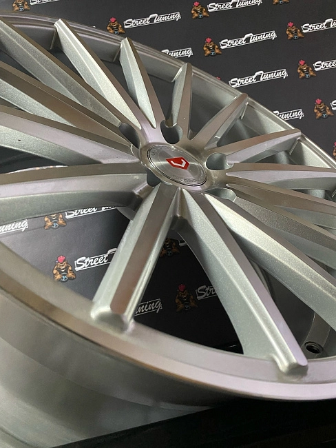 картинка Новые диски Vossen VFS-2 R18 J8 ET35 5x114.3 Silver магазин  StreetTuning 