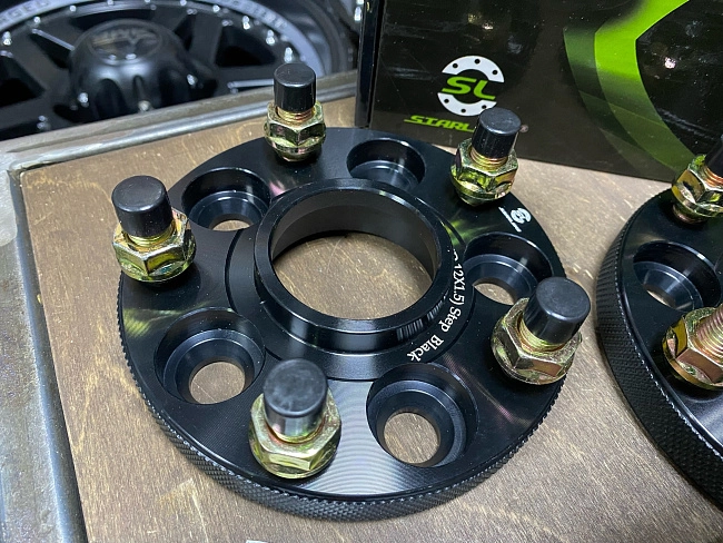 картинка Проставка переходная 20 мм с 5x100 на 5x114.3-ц.о 60.1 шпильки 12х1.5 магазин  StreetTuning 