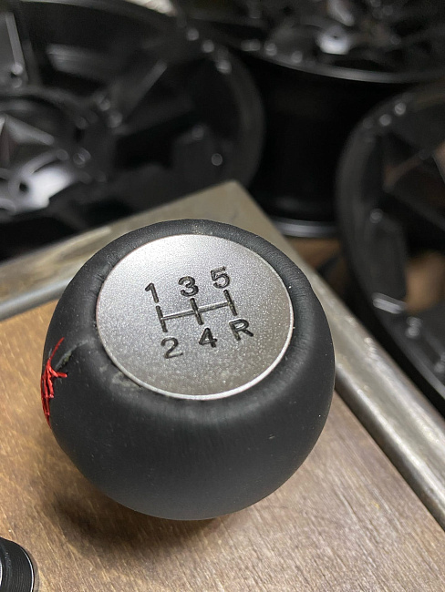 картинка Ручка КПП кожанная с красной строчкой 5 СТ магазин  StreetTuning 