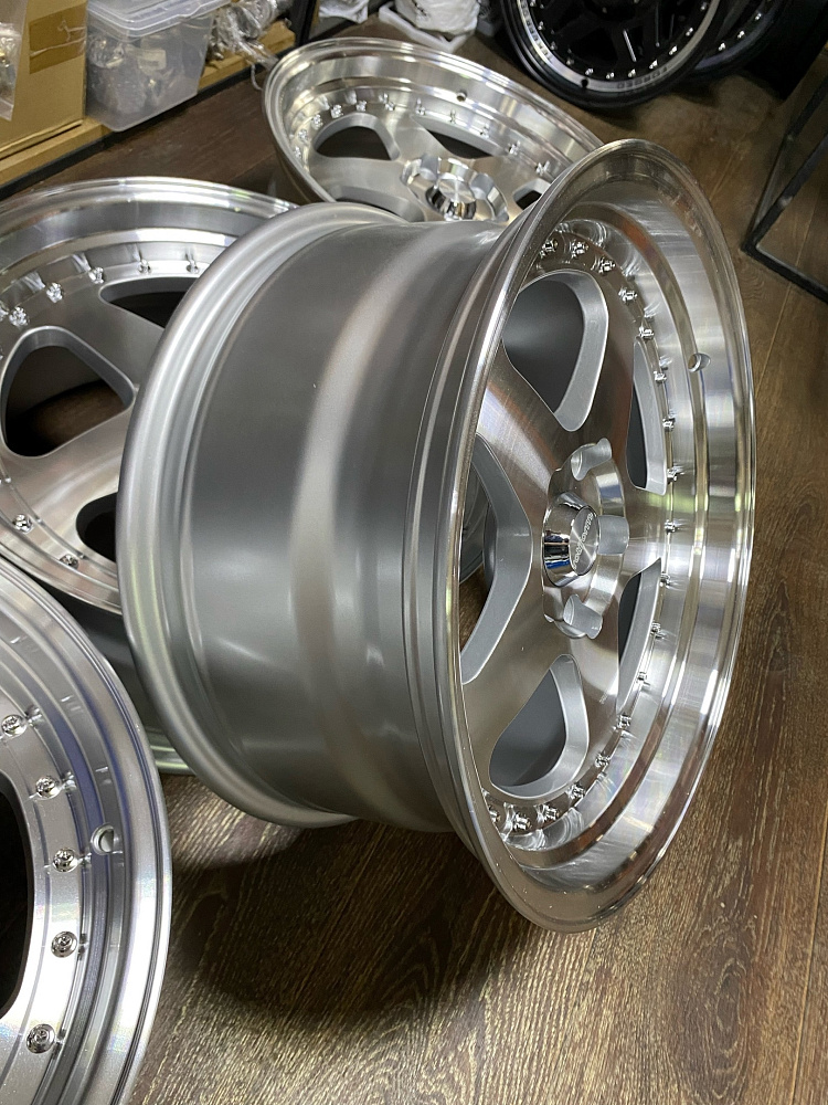 картинка Новые диски Rotiform R17 J8 ET30 5X114,3, серебро от магазина  StreetTuning