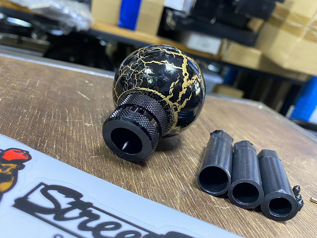 картинка Ручка переключения передач, шар, черная с золотой текстурой магазин  StreetTuning 