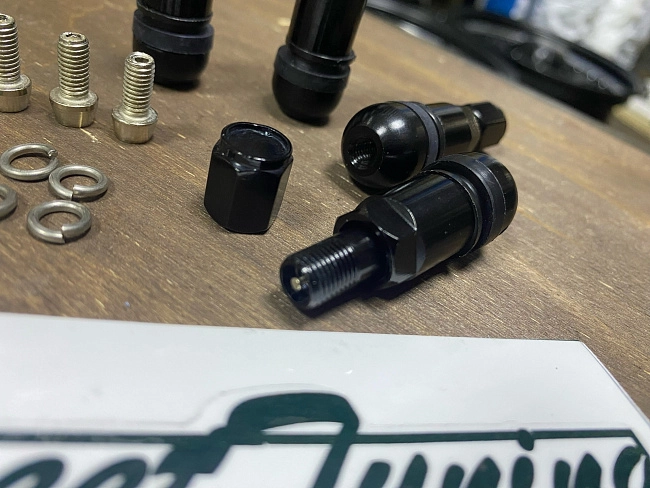 картинка Ниппели (вентили) под датчик, разборные MS525AL/BC, черные, 4 шт магазин  StreetTuning 