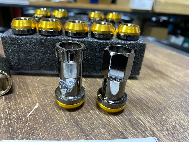 картинка Комплект гаек Kics Racing Composite R40 черные M12 x 1.5 магазин  StreetTuning 