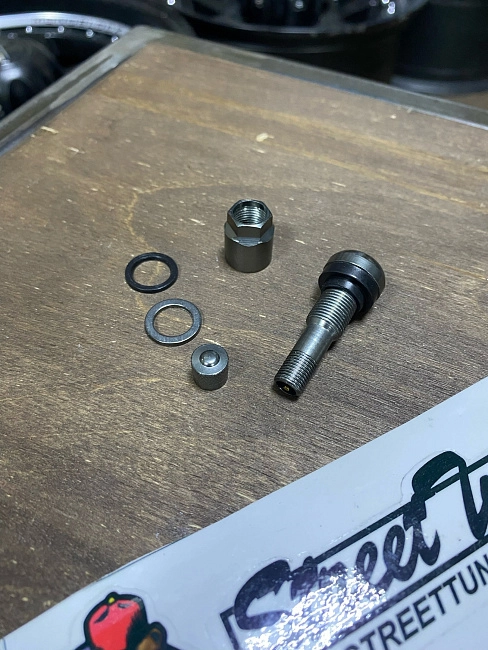 картинка Ниппель (вентиль) для колес, разборный MS525AL, цвет алюминий. магазин  StreetTuning 