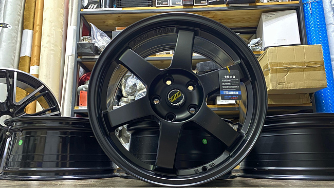 картинка Новые диски Rays TE37 R18 J8 ET35 5X120, черные матовые магазин  StreetTuning 