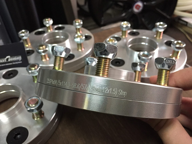 картинка Проставка переходная 25 мм 4x98-5x114.3-ц. о 58.6-57.1 шпилька 12x1.5 магазин  StreetTuning 