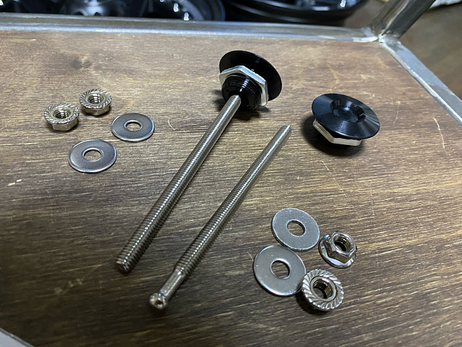 картинка Замки-защелки быстросъемные на бампер/капот, черные, 32 мм /100 мм магазин  StreetTuning 