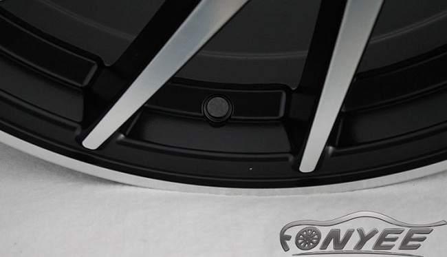 картинка Новые диски Vossen VLE1-L Replica R18 5X120 ET33 J8 черный + серебро магазин  StreetTuning 