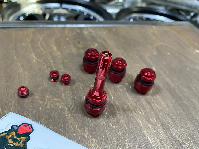 картинка Скрытые ниппели (вентили) для колес, к-т 4 шт, цвет красный магазин  StreetTuning 