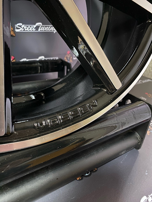 картинка Новые диски Vossen VFS-1 R18 J8 ET35 5x114.3 Silver+Black магазин  StreetTuning 