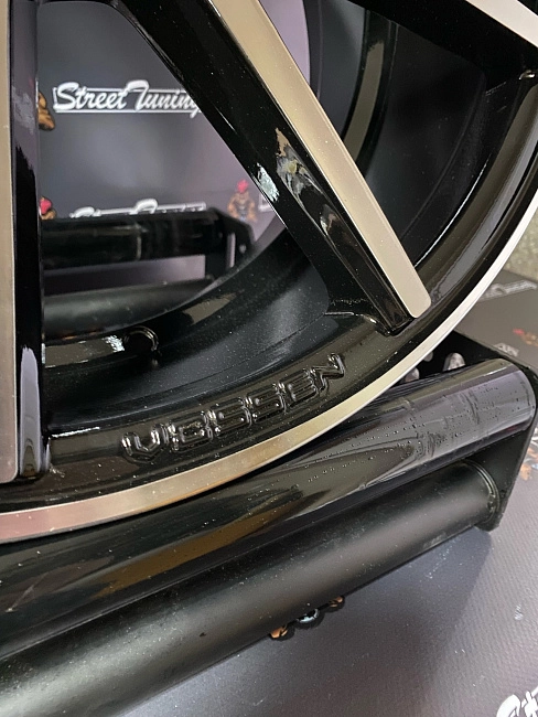 картинка Новые диски Vossen VFS-1 R18 J8 ET35 5x114.3 Silver+Black магазин  StreetTuning 