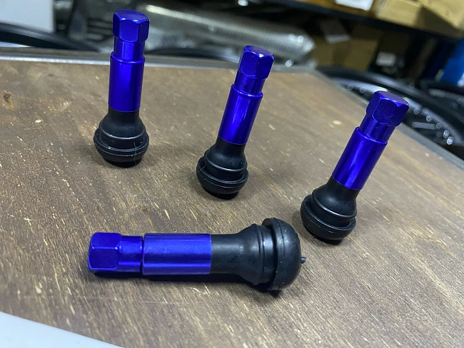картинка Ниппели (вентили) для колес, к-т 4 шт, цвет синий магазин  StreetTuning 