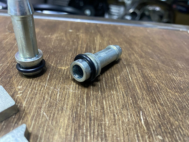 картинка Адаптер для подключения внешнего радиатора АКПП aisin tf-80 ford магазин  StreetTuning 