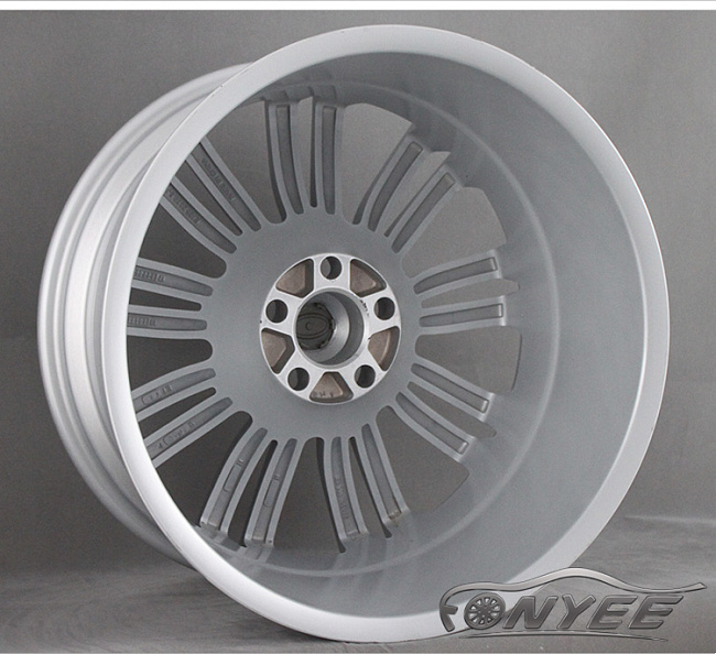 картинка Новые диски RANGE ROVER VELAR R20 5x120 ET45 J9,5 серебро магазин  StreetTuning 