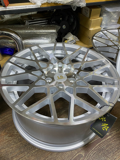 картинка Новые диски Rotiform BLQ Replika R18 J8.5 ET40 5X112, серебро магазин  StreetTuning 