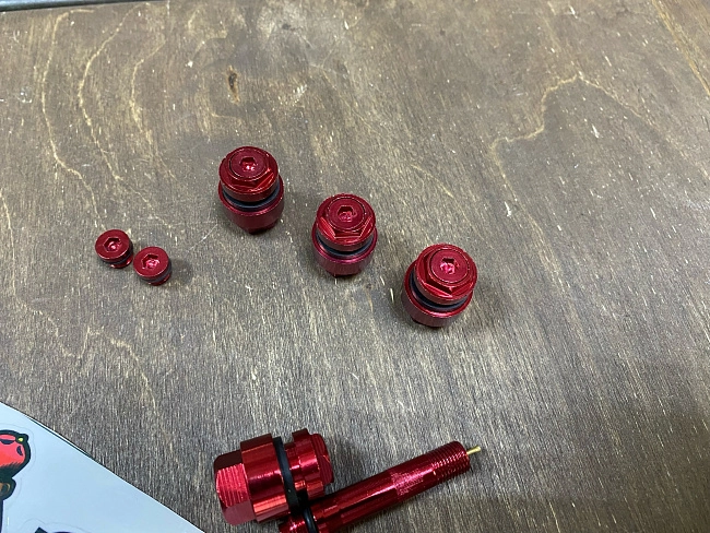 картинка Скрытые ниппели (вентили) для колес, к-т 4 шт, цвет красный магазин  StreetTuning 