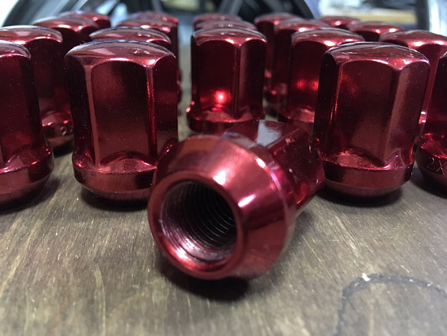 картинка Комплект гаек Starleks M12x1.5 высота 32 мм, красные магазин  StreetTuning 