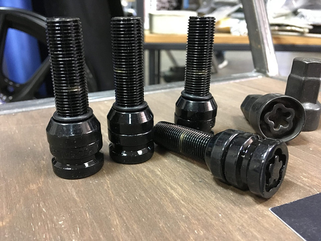 картинка Секретки - болты Starleks 14x1.25 длина 50 мм, конус черные черные магазин  StreetTuning 