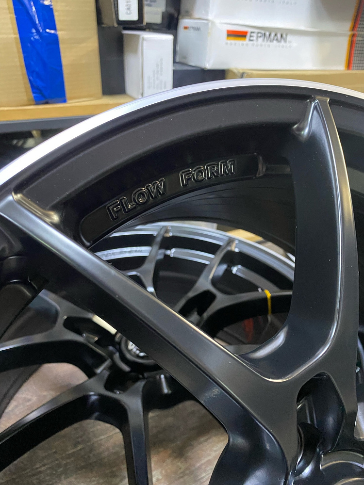 картинка Новые диски RAYS G025 R18 J8 ET38 5X108, черные матовые от магазина  StreetTuning