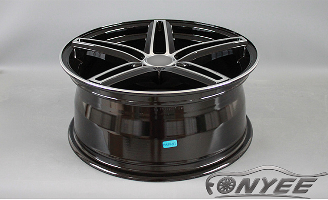 картинка Новые диски Vossen CV5 Replica R18 5X114,3 ET40 J8,5 черный глянец + серебро магазин  StreetTuning 