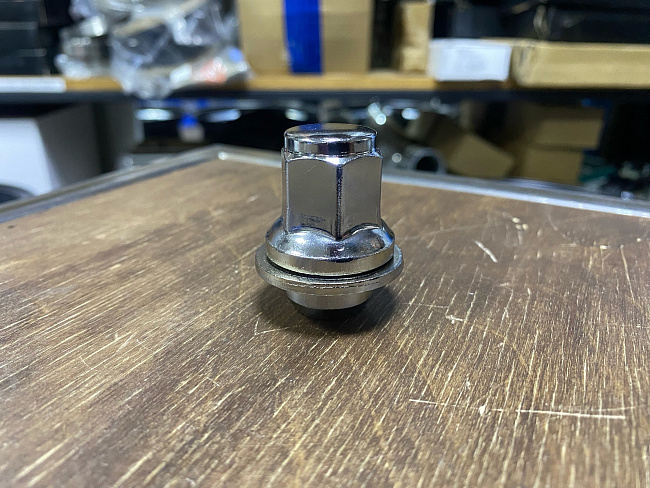 картинка Гайка Starleks M14x1.5, пресс-шайба,H-42.5 мм, закрытая,ключ 21, LC300 магазин  StreetTuning 