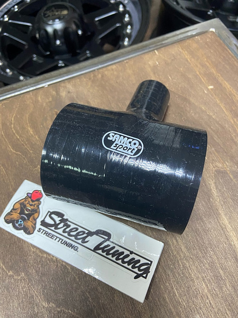 картинка Силиконовый патрубок 70 мм Т- образный (25 мм) магазин  StreetTuning 