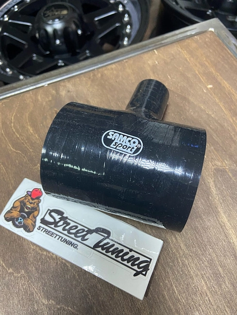 картинка Силиконовый патрубок 70 мм Т- образный (25 мм) магазин  StreetTuning 