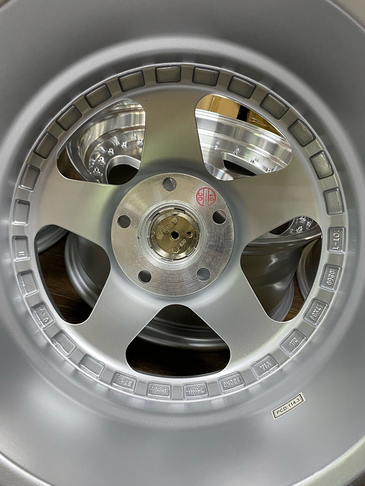 картинка Новые диски Rotiform R17 J8 ET30 5X114,3, серебро от магазина  StreetTuning