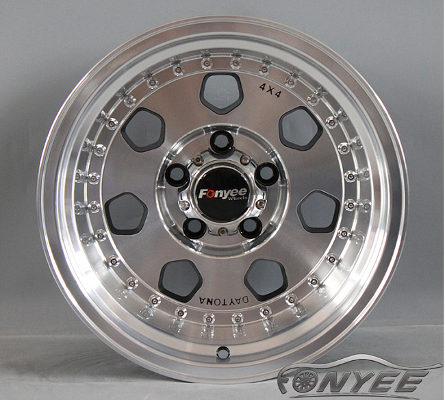 картинка Новые диски Daytona R15 5х139,7 ET-44 J10 серебристые магазин  StreetTuning 